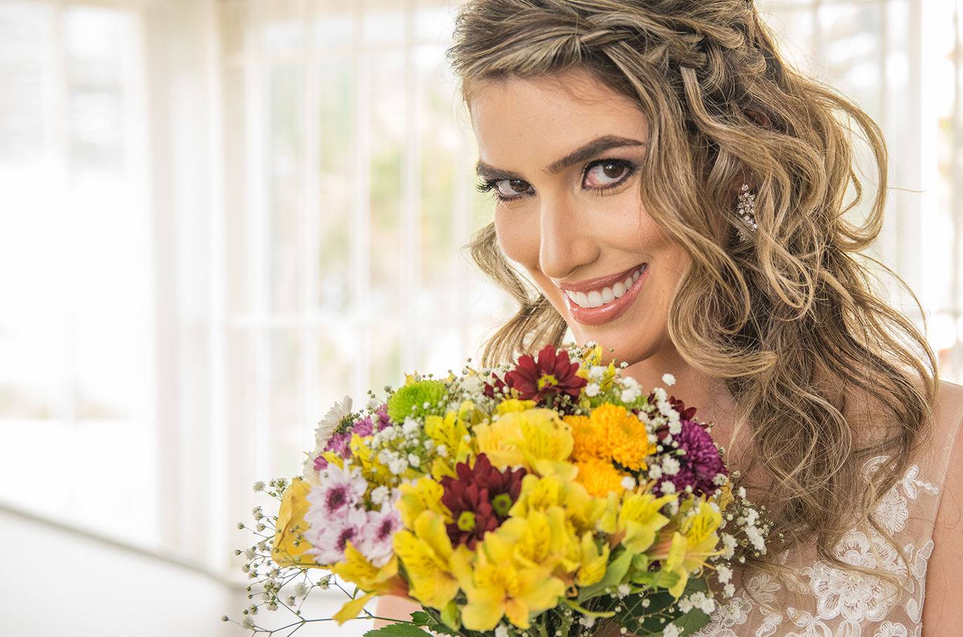 Noiva com buquê de rosas cor-de-rosa dentro de um carro