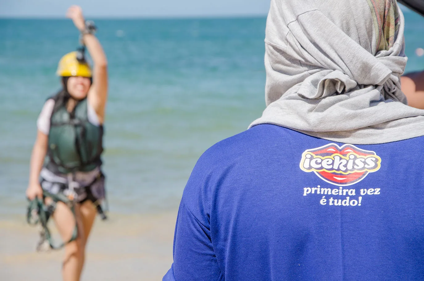 Atividade ao ar livre na praia durante evento de marca
