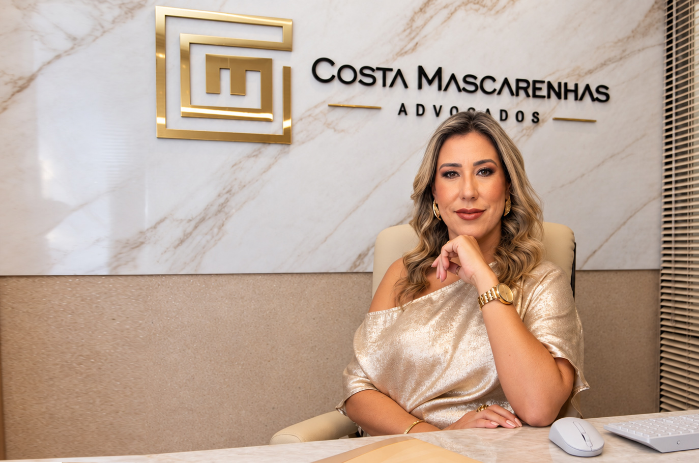 Ensaio de mulher com camisa xadrez e óculos escuros diante de uma porta verde