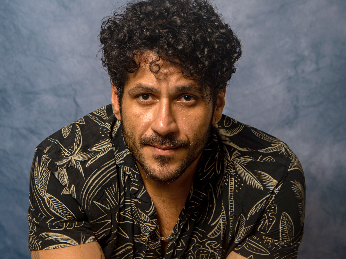 Retrato em preto e branco de Mateus Lima, fotógrafo e produtor audiovisual